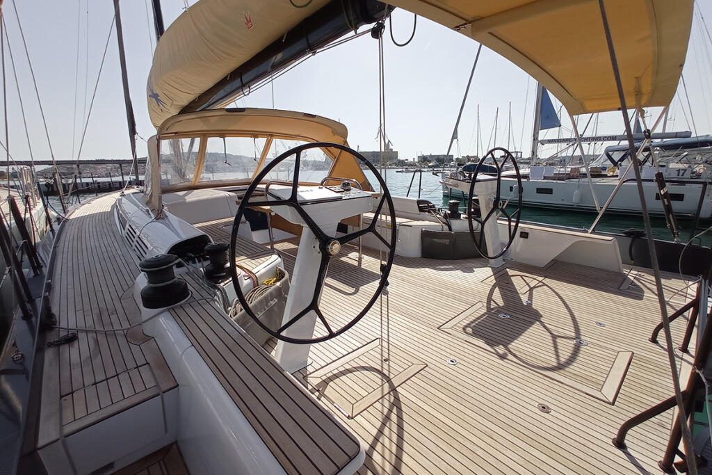 Sailing yacht 