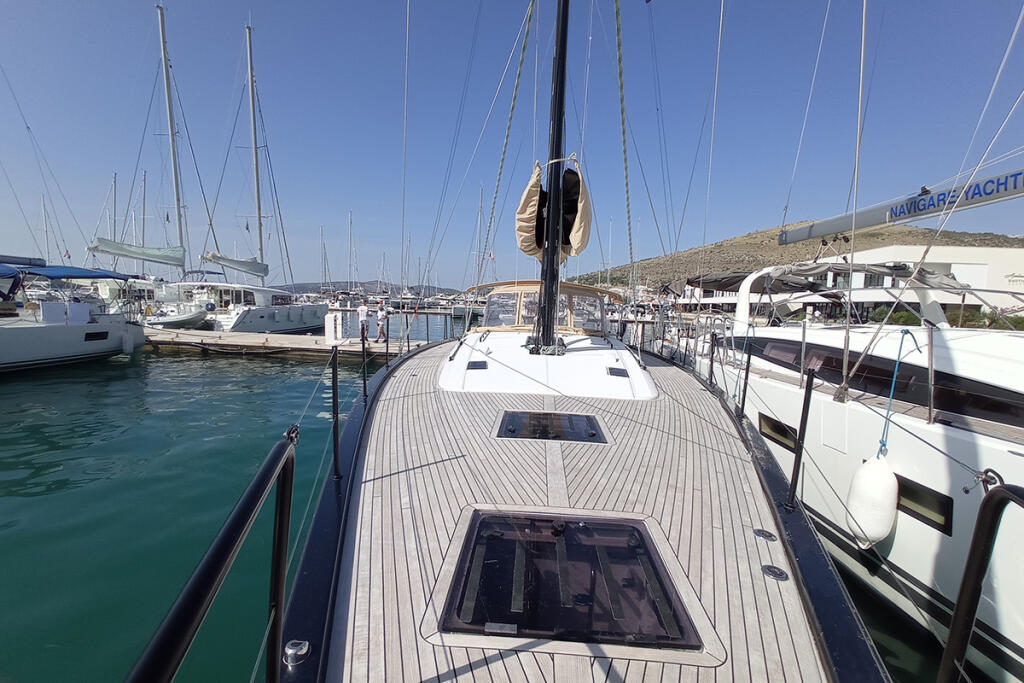 Sailing yacht 