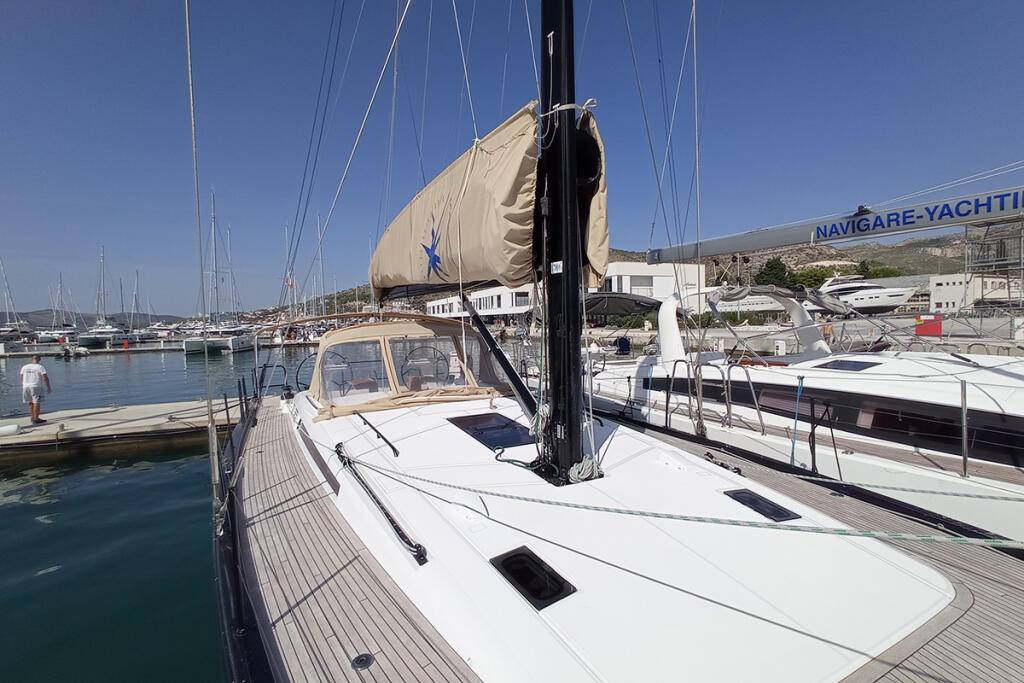 Sailing yacht 