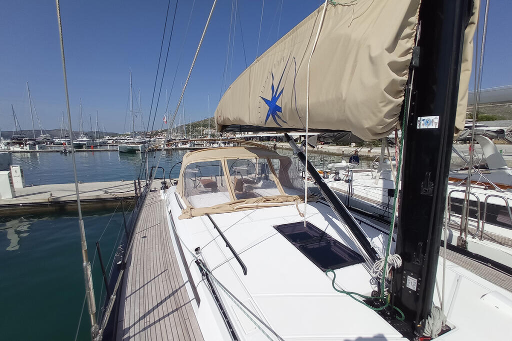 Sailing yacht 