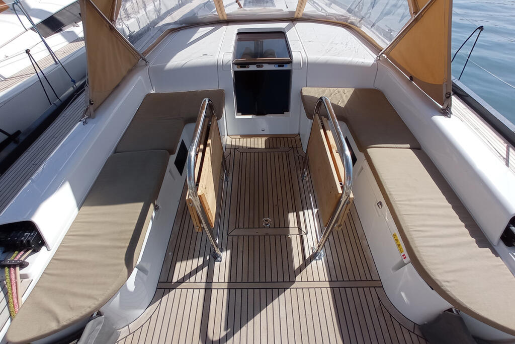 Sailing yacht 