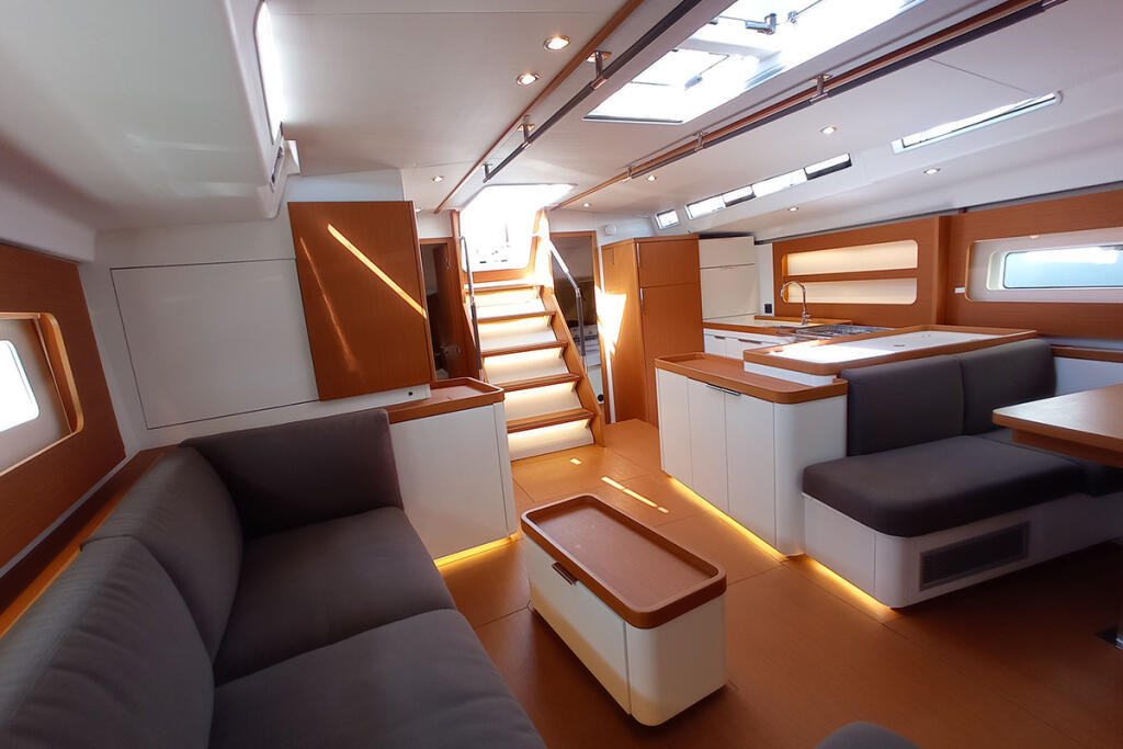 Sailing yacht 