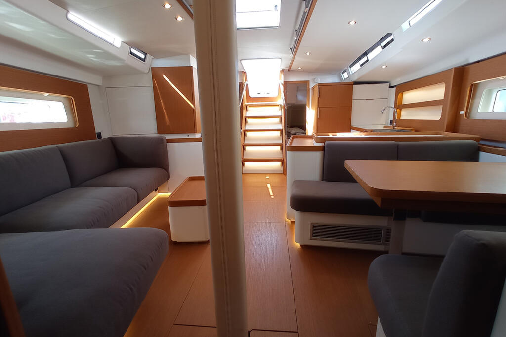 Sailing yacht 