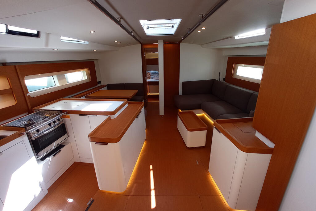 Sailing yacht 