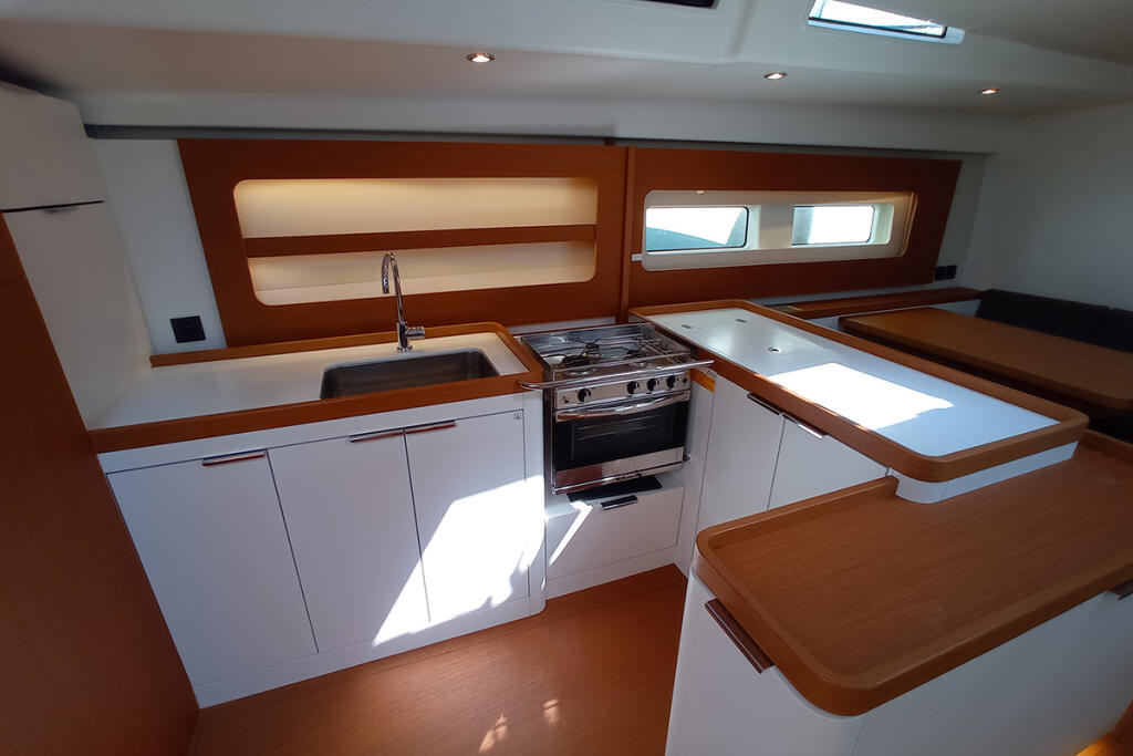 Sailing yacht 