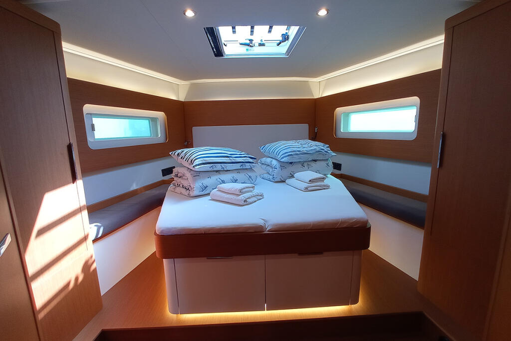 Sailing yacht 