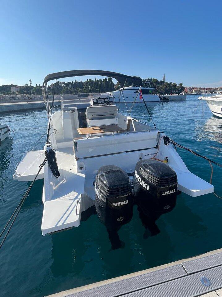 Motor boat 
