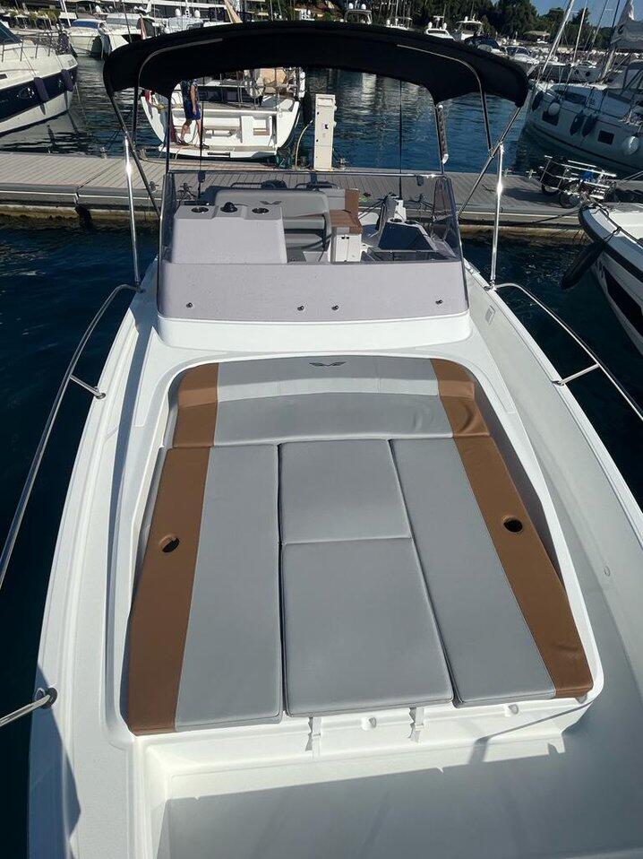 Motor boat 