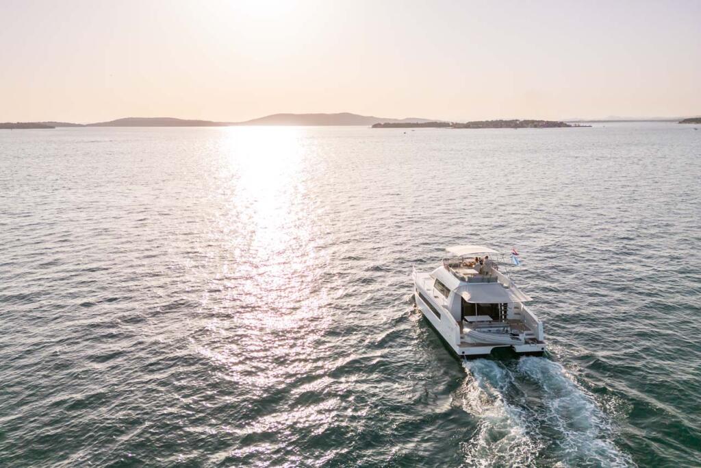 Power catamaran 
