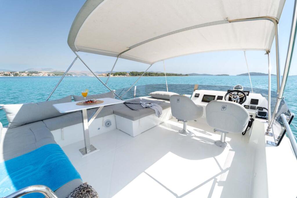 Power catamaran 