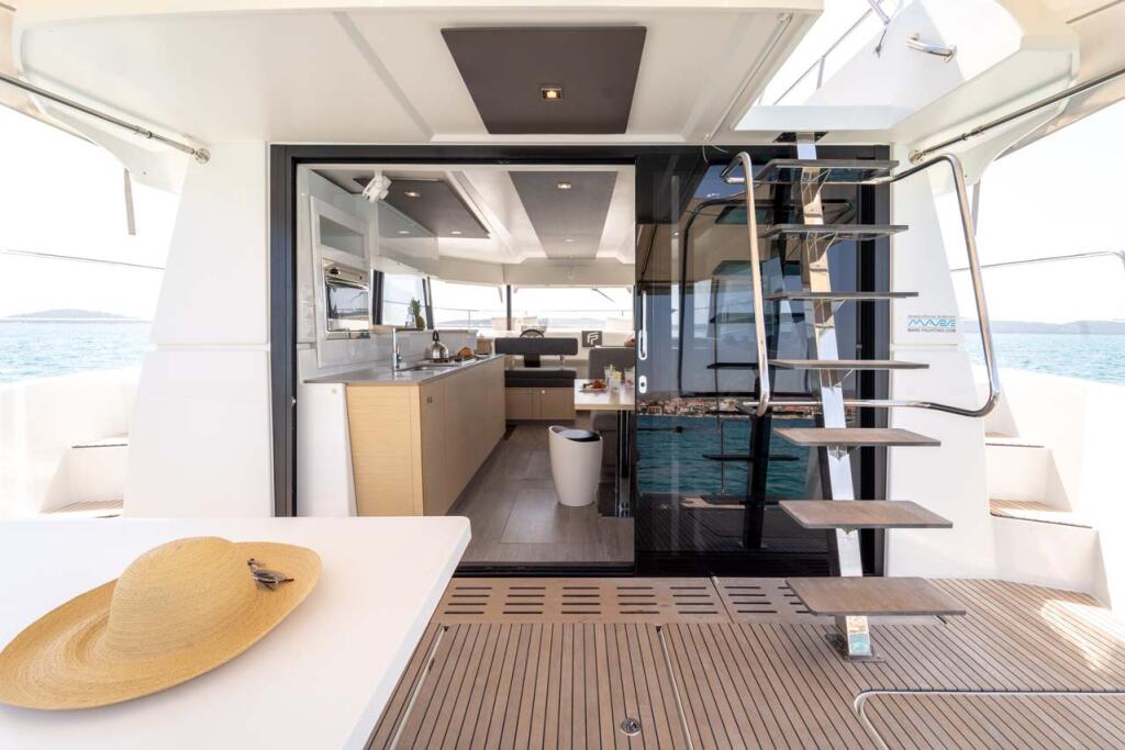 Power catamaran 