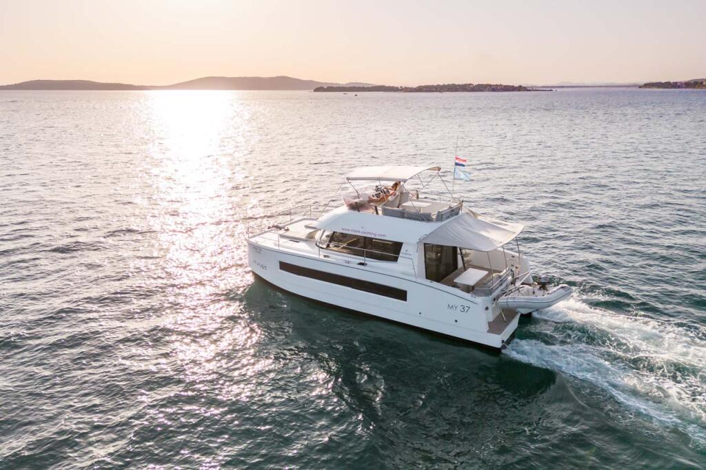 Power catamaran 