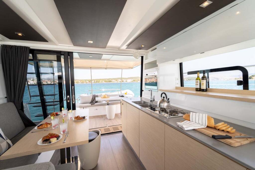Power catamaran 