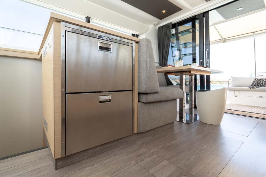 Power catamaran 