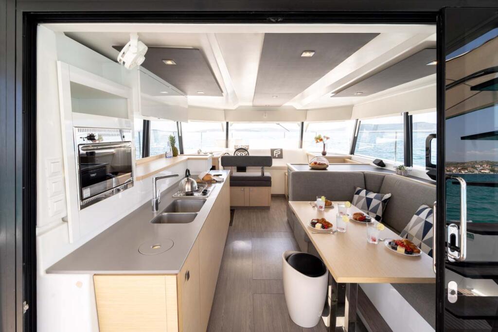 Power catamaran 