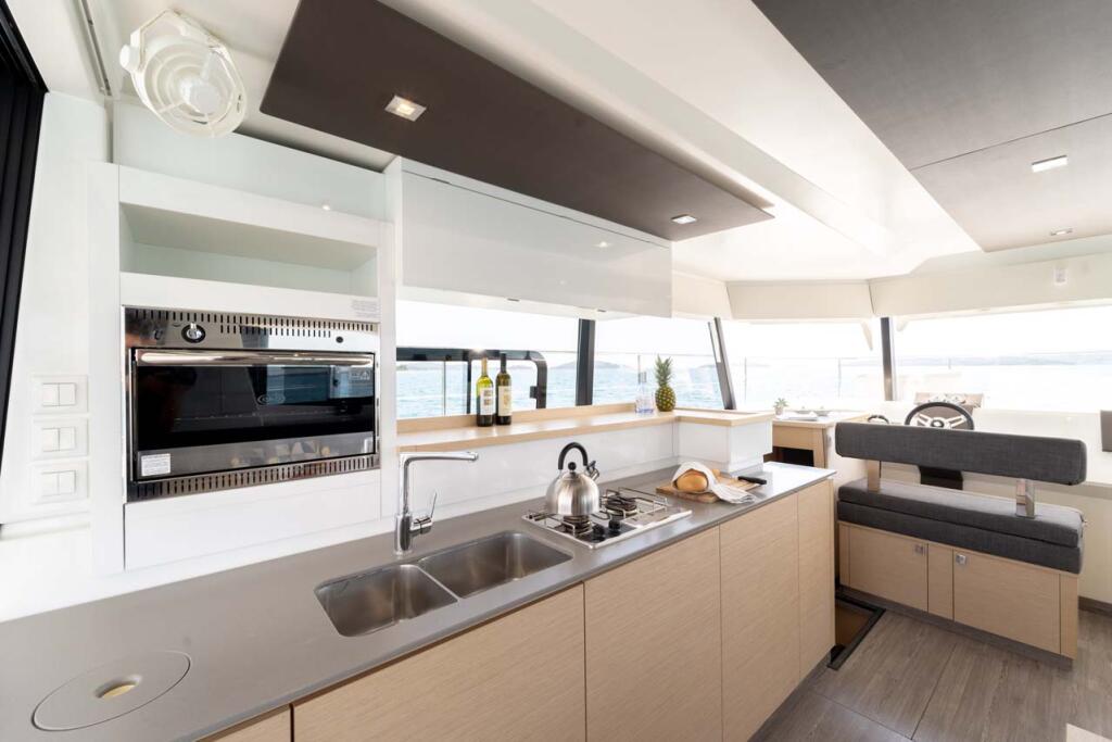 Power catamaran 