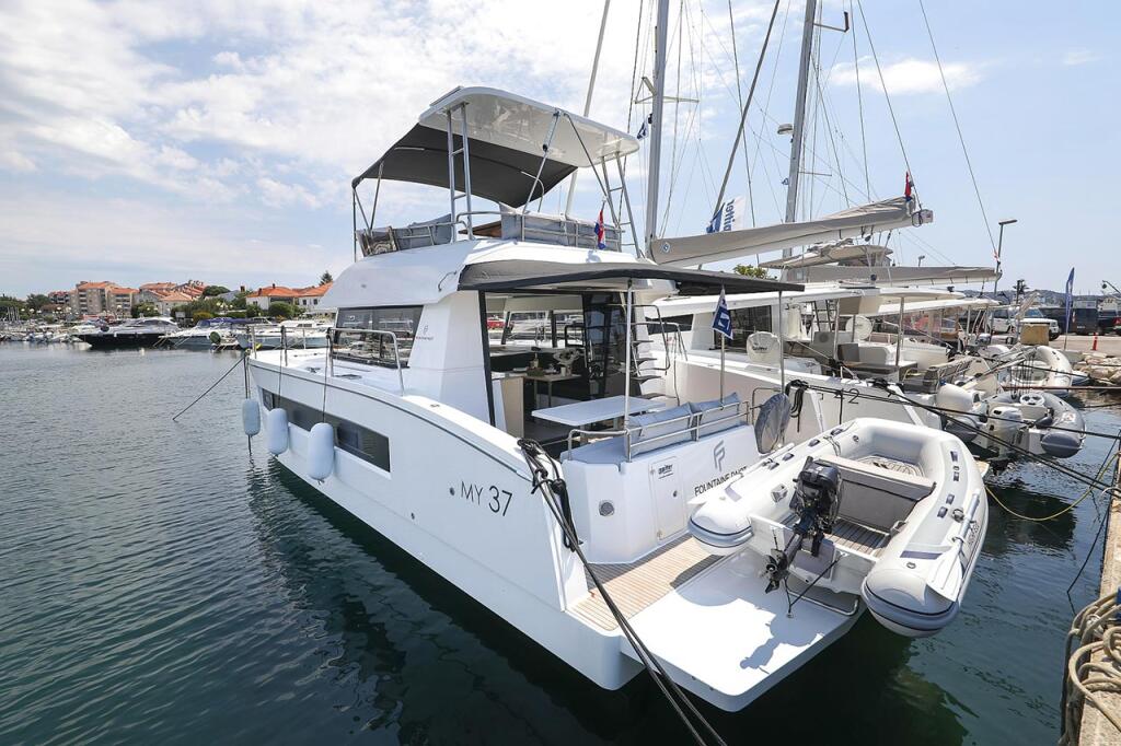 Power catamaran 