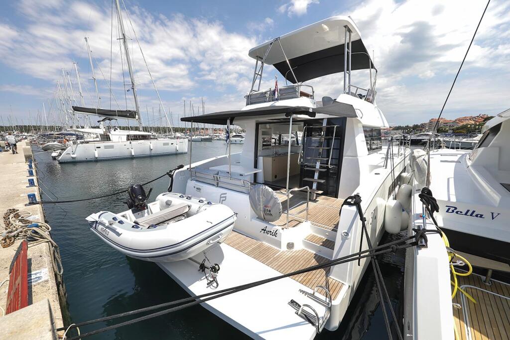 Power catamaran 