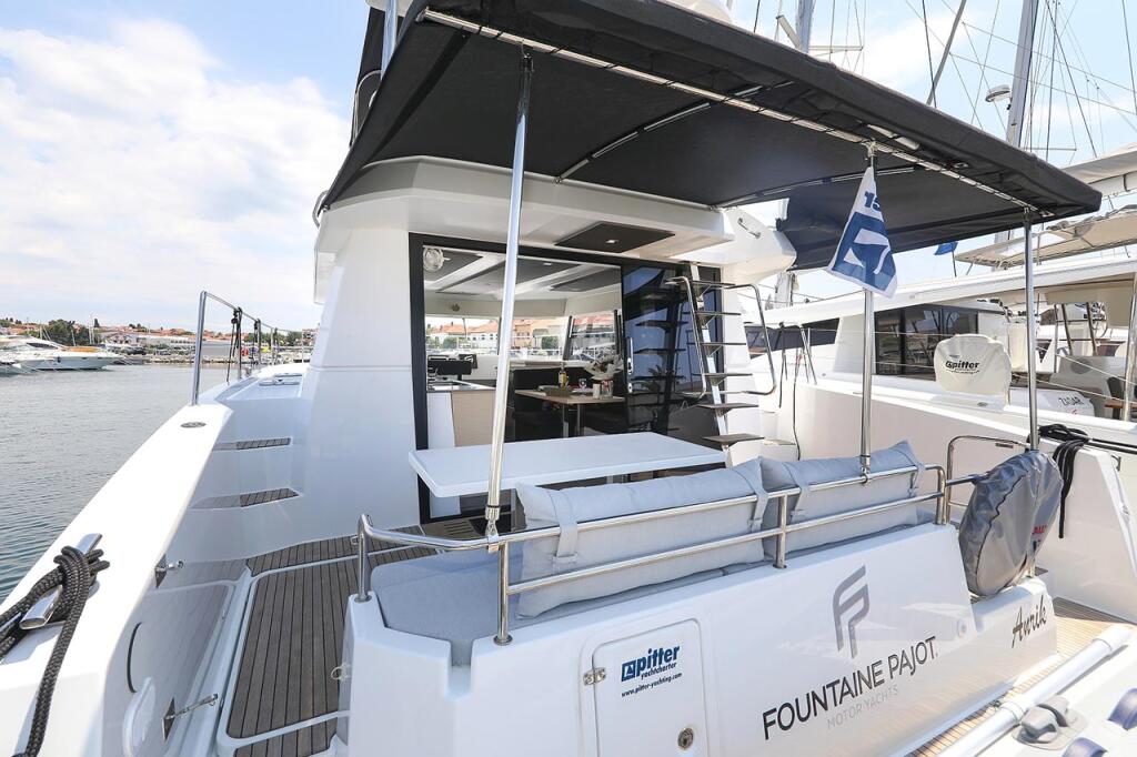 Power catamaran 