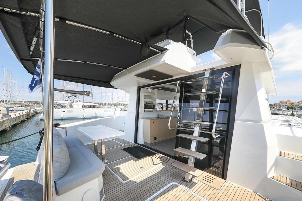 Power catamaran 