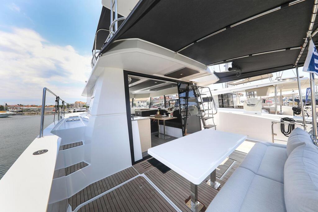 Power catamaran 