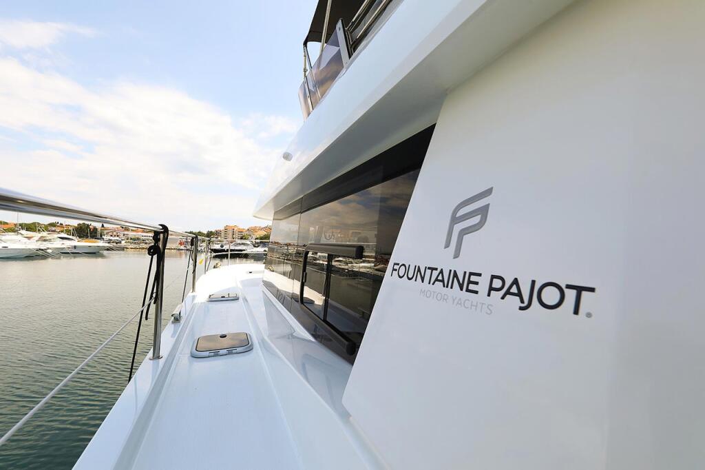 Power catamaran 
