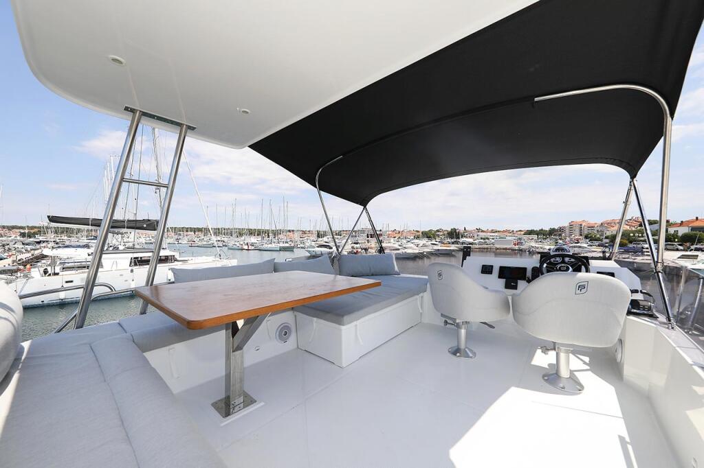 Power catamaran 