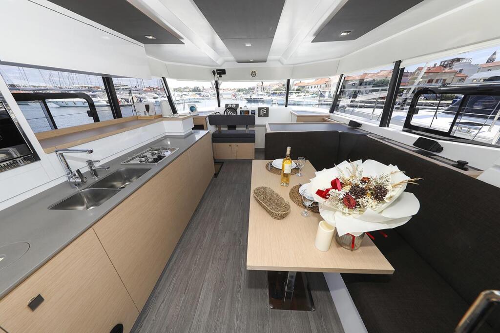 Power catamaran 