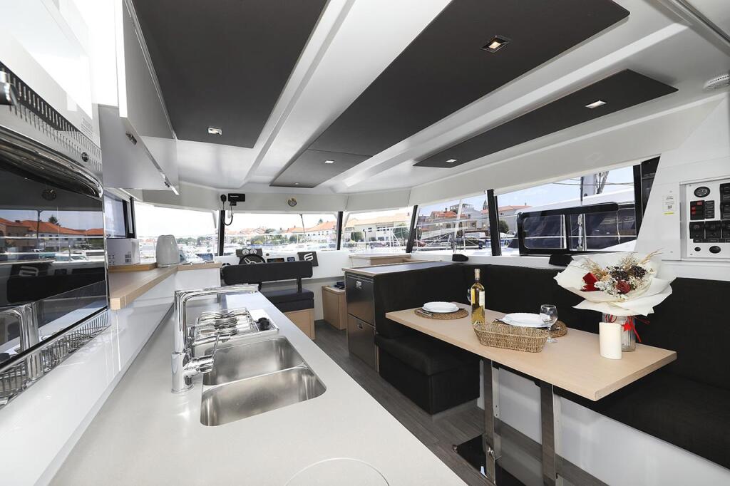Power catamaran 