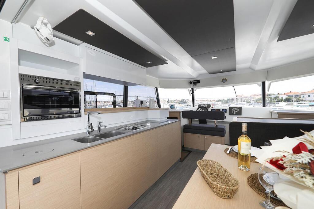 Power catamaran 