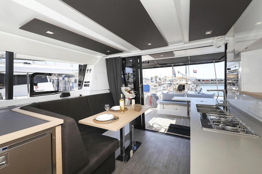 Power catamaran 