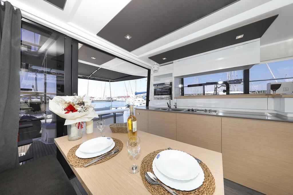 Power catamaran 