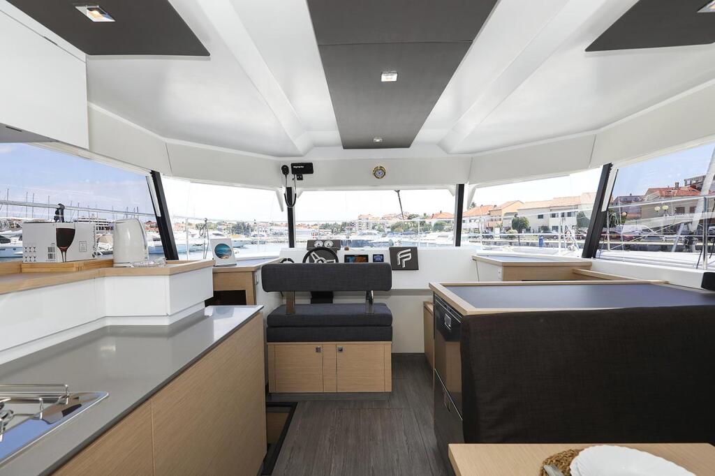Power catamaran 