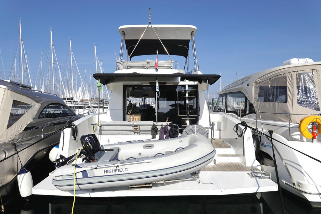 Power catamaran 