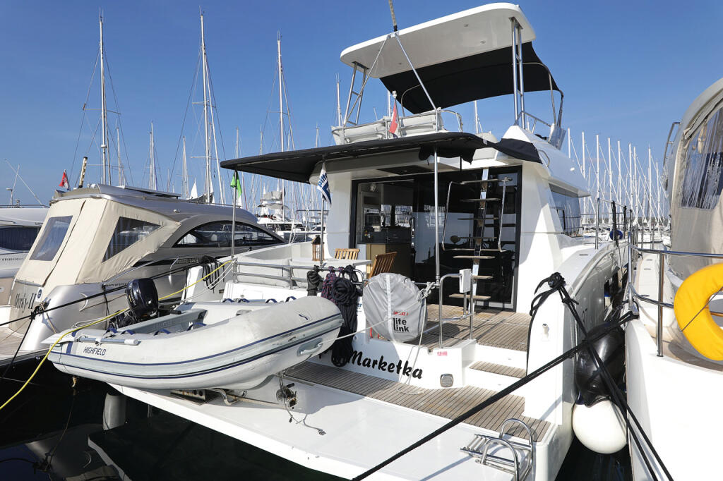 Power catamaran 
