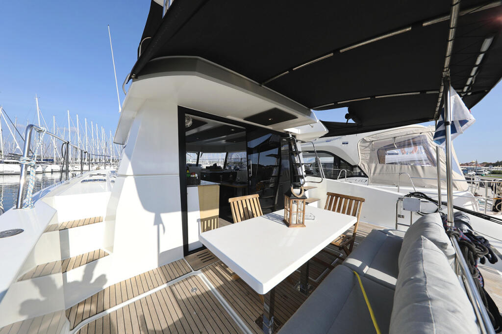 Power catamaran 