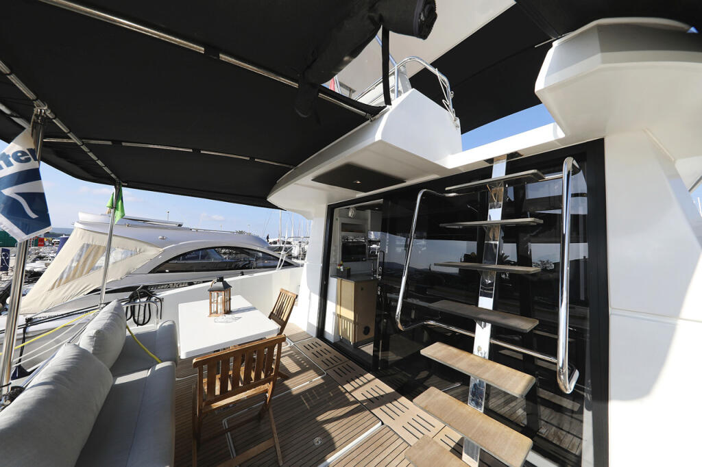 Power catamaran 