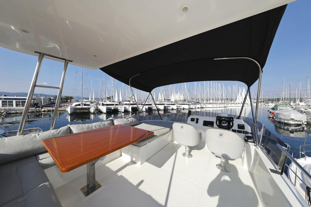 Power catamaran 