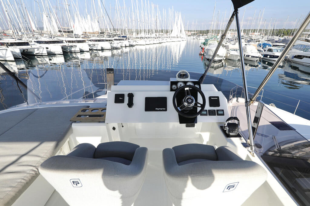 Power catamaran 