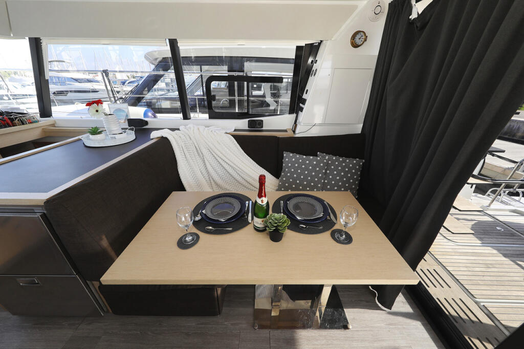 Power catamaran 