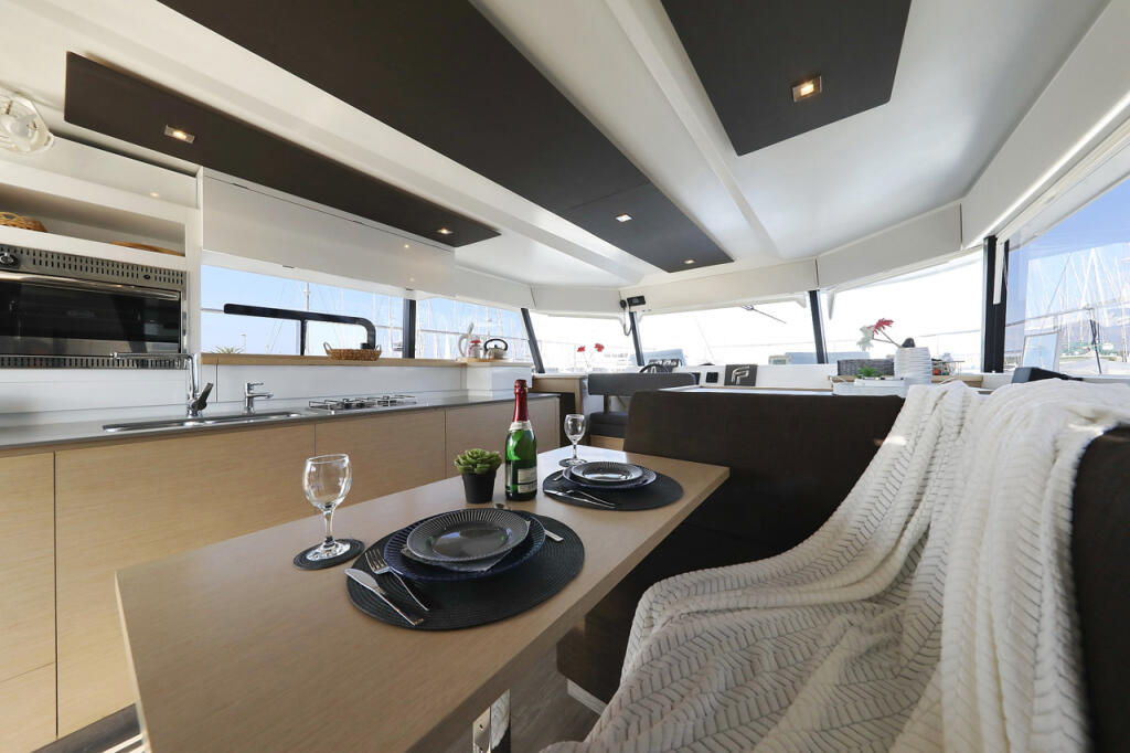 Power catamaran 