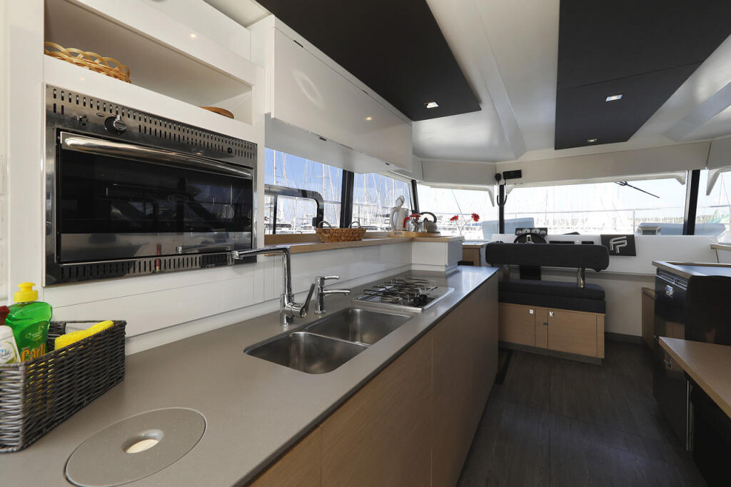 Power catamaran 