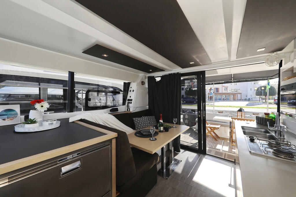 Power catamaran 