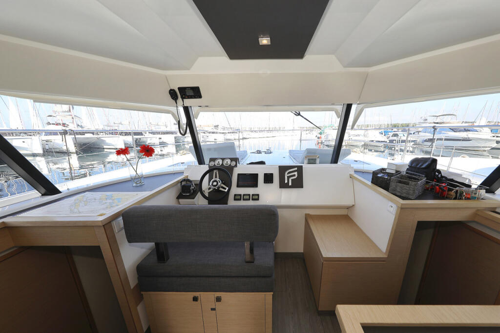 Power catamaran 
