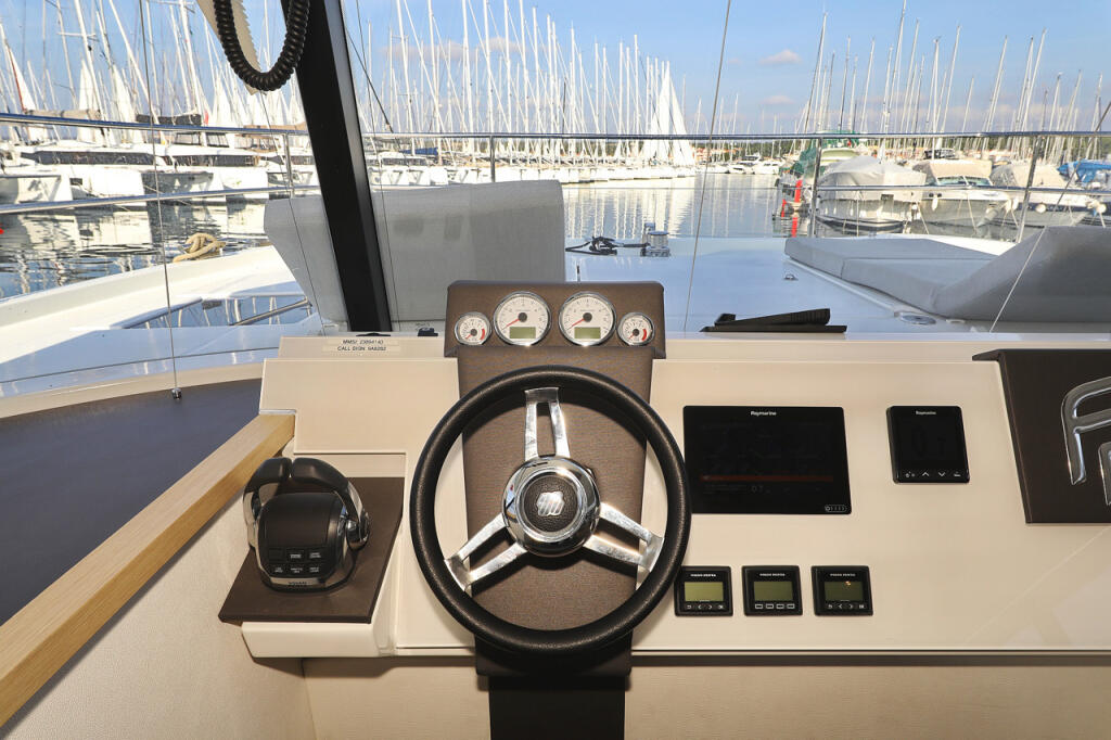 Power catamaran 