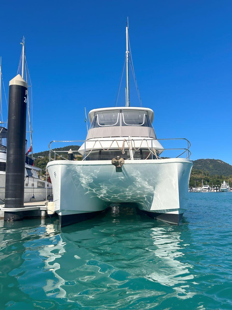 Catamarán a motor 