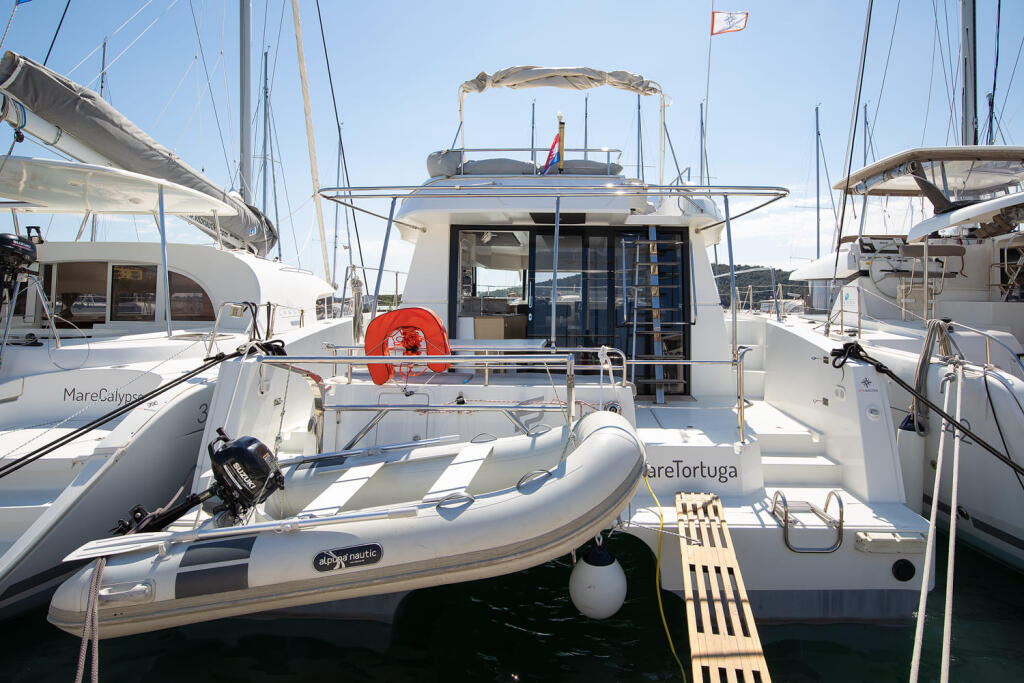 Power catamaran 