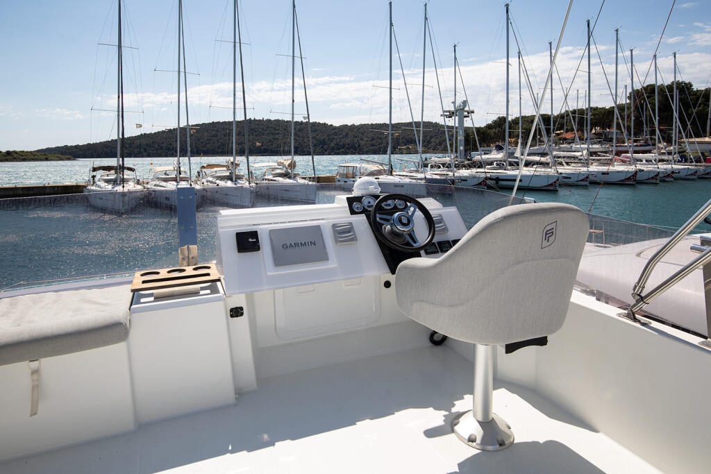 Power catamaran 