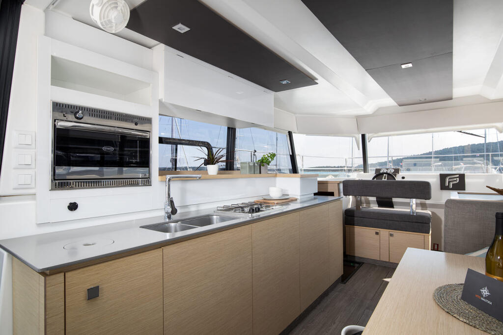 Power catamaran 