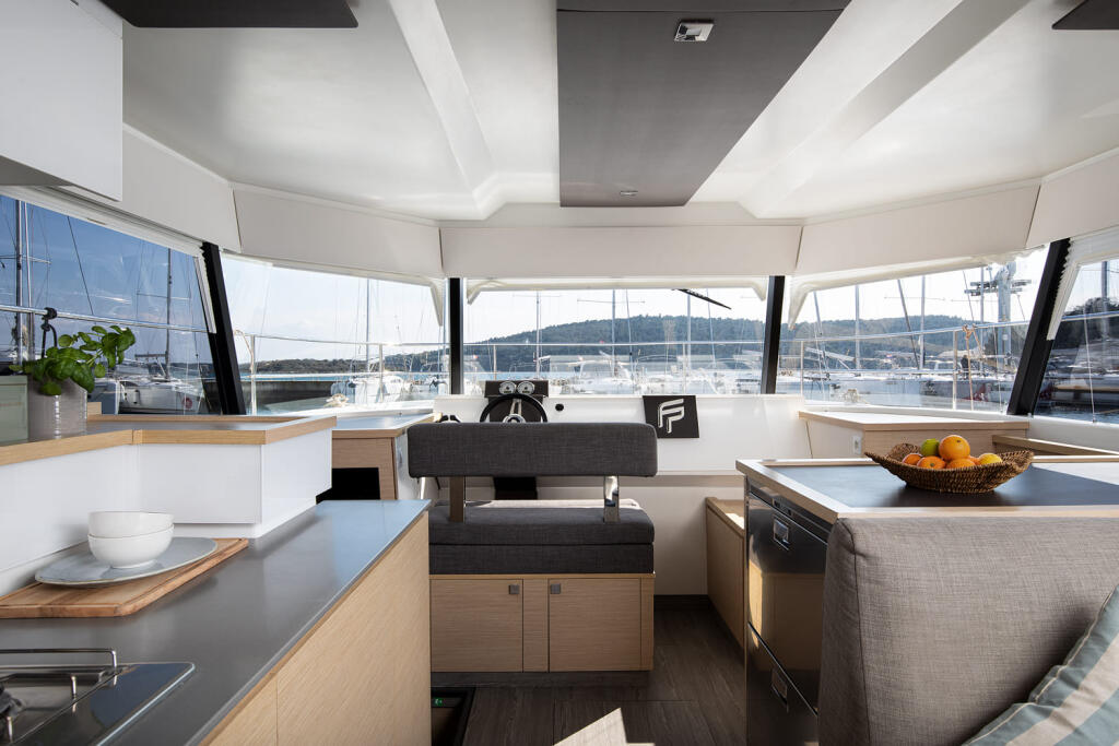 Power catamaran 